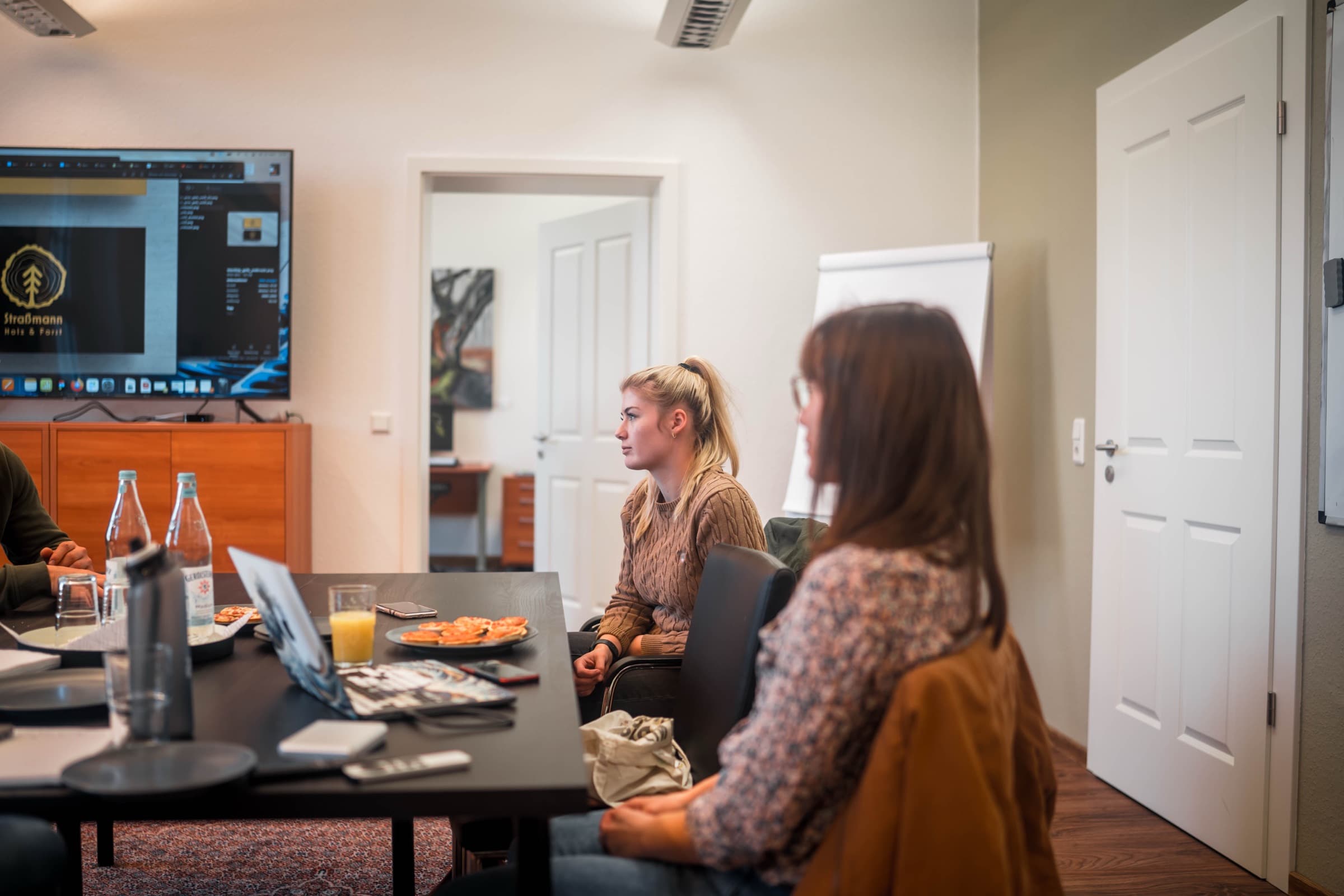 Ein Team bespricht im Workshop mit sorum, wie es mit dem neuen Ablauf weiterarbeitet