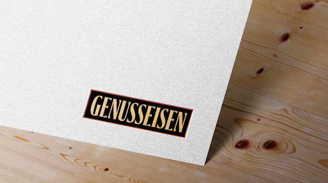 Logo von Genusseisen auf Papier, das auf einem Holztisch liegt