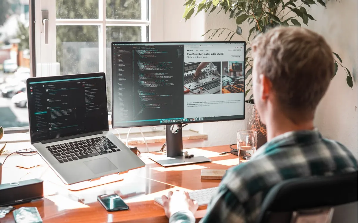Webentwicklung am Schreibtisch im sorum-Büro