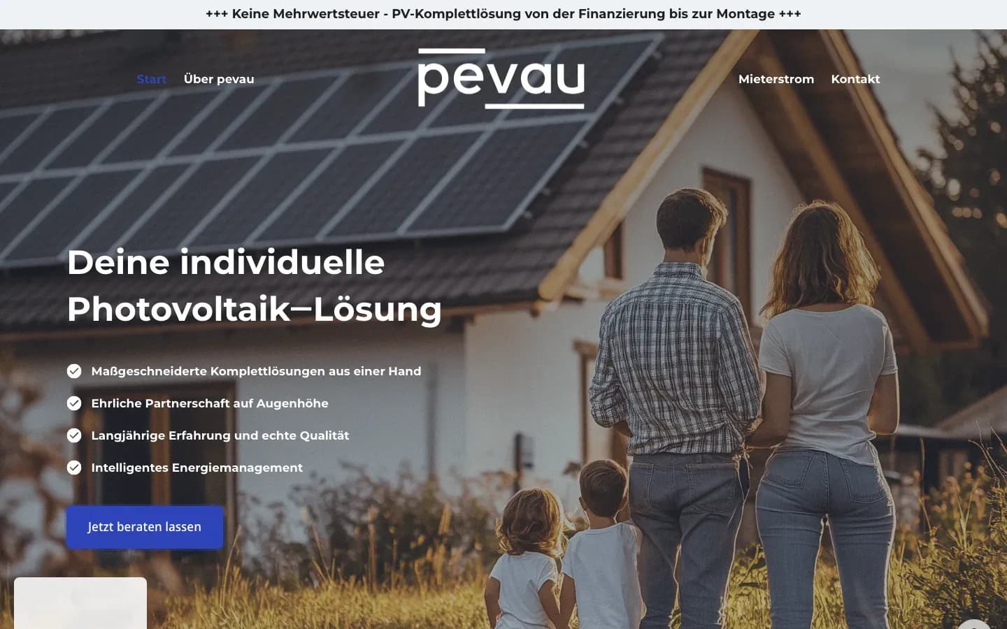 Startseite von pevau mit Familie vor einem Haus mit Solaranlage. Umgesetzt von sorum