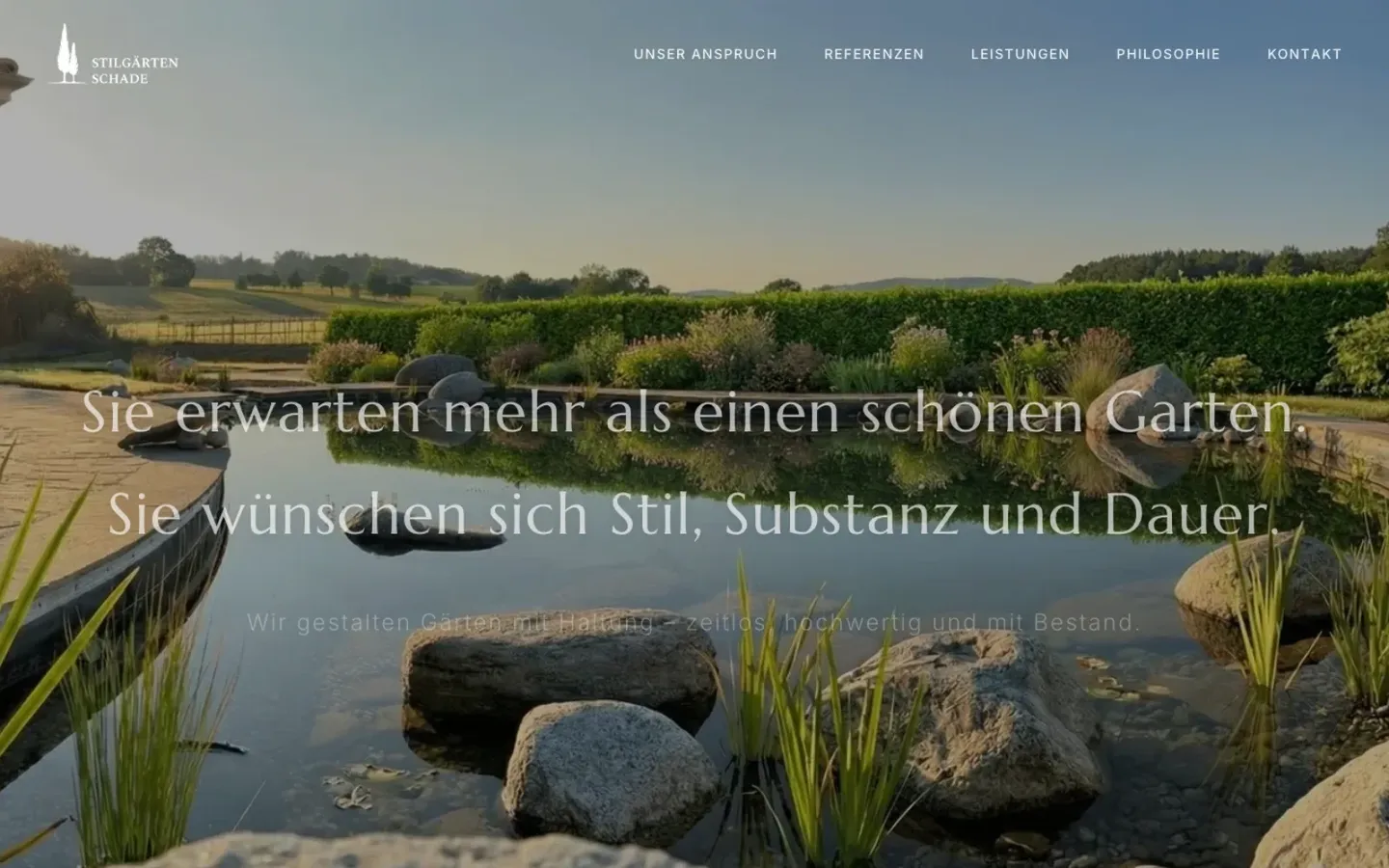 Startseite von StilGärten Schade mit einem gestalteten Naturteich. Umgesetzt von sorum