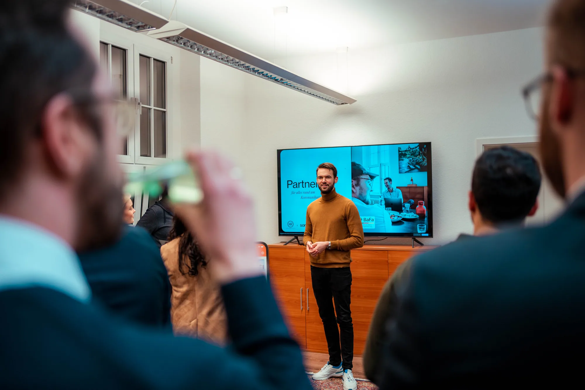 Micha stellt dem Team im sorum-Büro ein Projekt vor