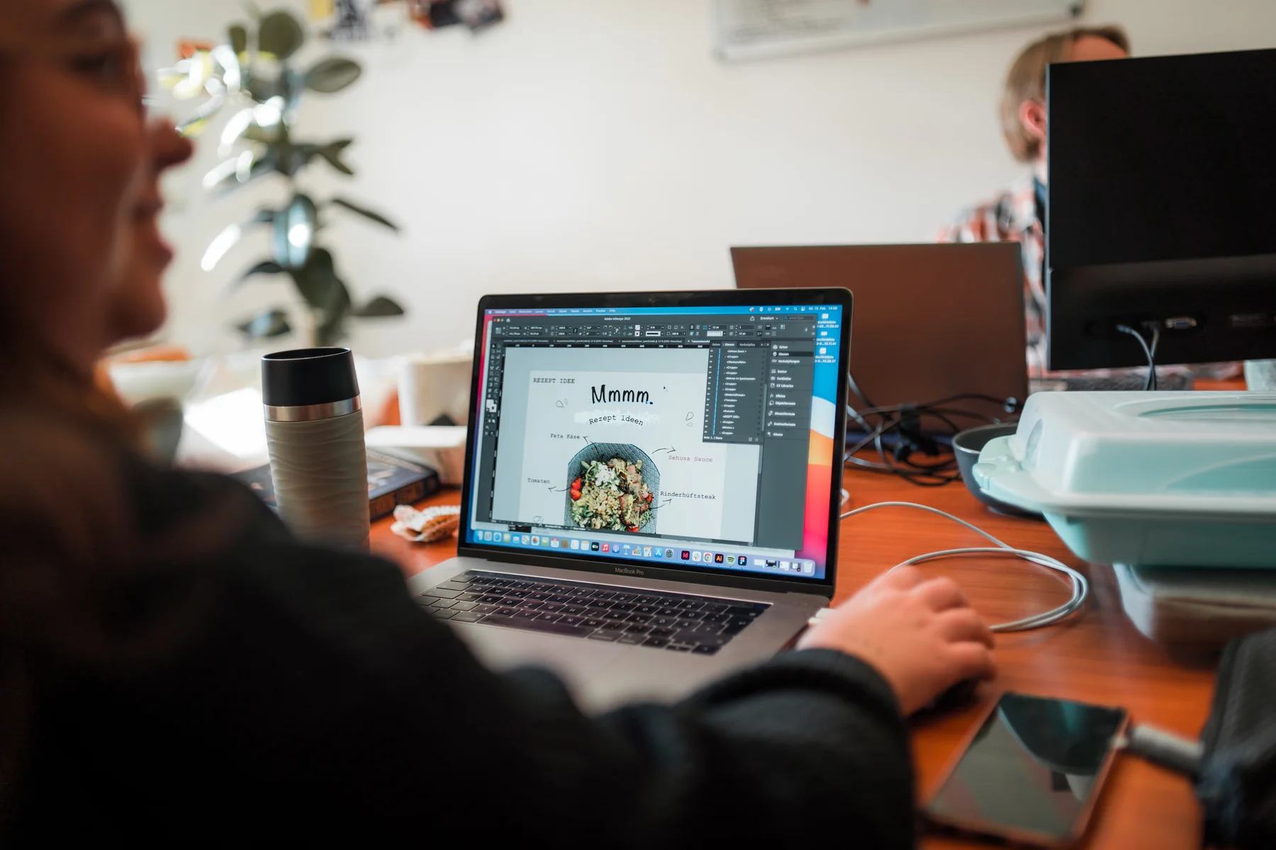 Gestaltungsarbeit bei sorum: ein Entwurf auf dem Laptop