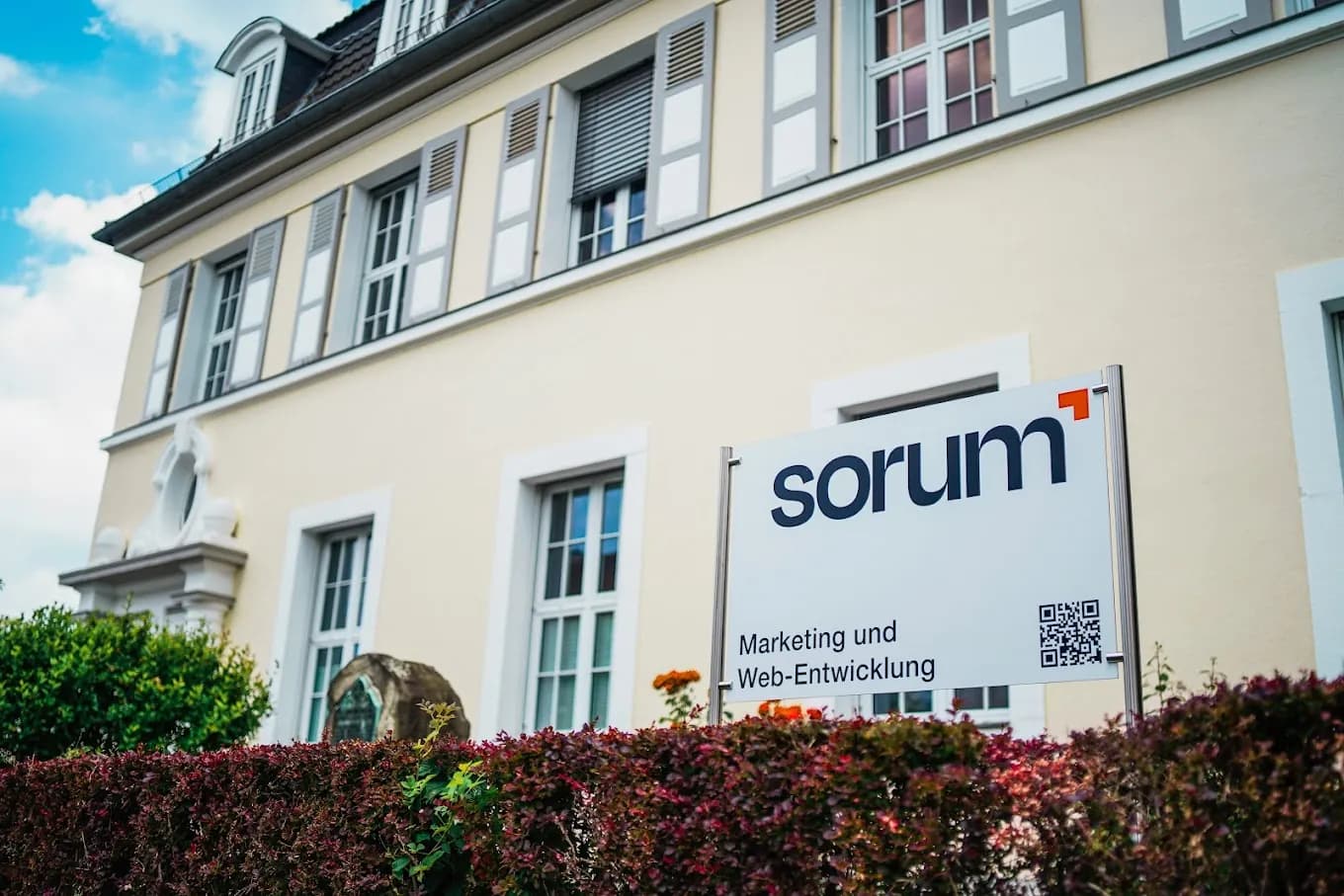Das Bürogebäude von sorum in der Bahnhofstraße in Hann. Münden mit sorum-Schild