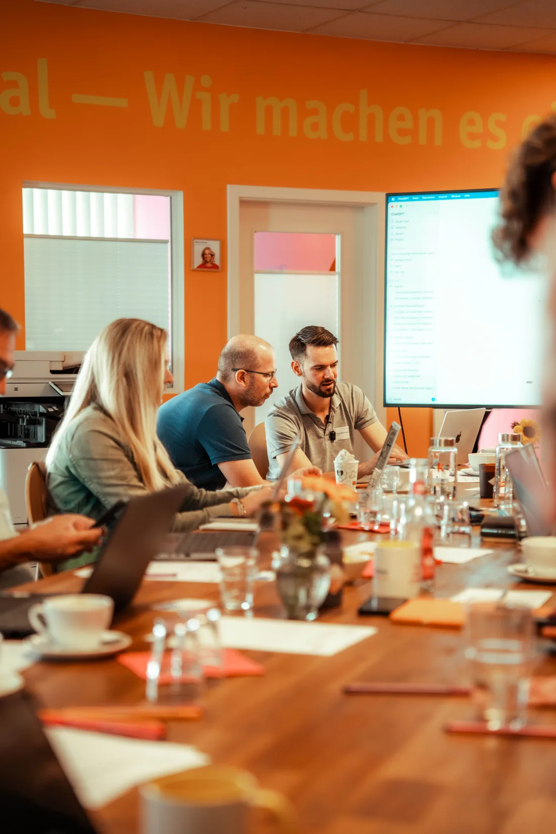 Teilnehmende arbeiten im KI-Workshop gemeinsam mit sorum an eigenen Aufgaben
