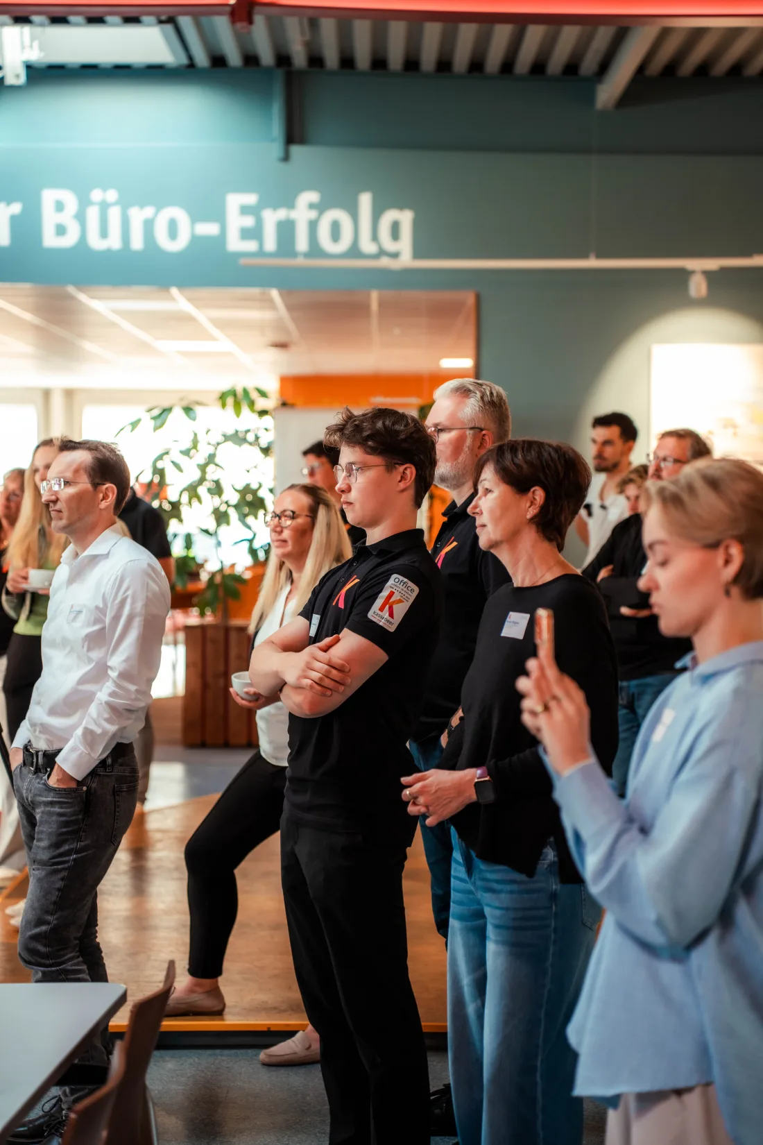 Teilnehmende hören bei einem KI-Workshop von sorum zu